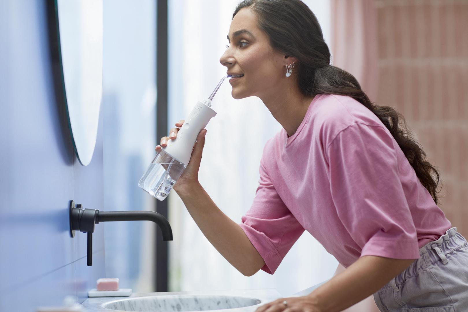 Irigator bucal PHILIPS Sonicare Cordless Power Flosser 3000 HX3826/31, Tehnologie QuadStream, Portabil, 2 moduri de curatare, 3 niveluri de intensitate , 2 x capete de curatare si 1 x husa trasport, Alb, L x A x I (mm) 92x134x247