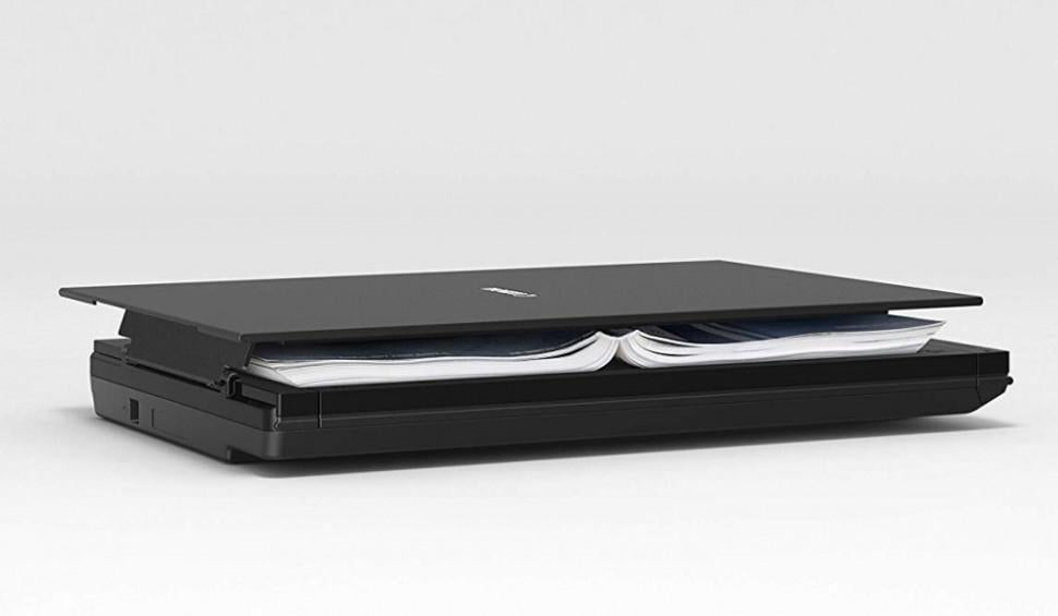 Scanner Canon Lide 300, dimensiune A4, tip flatbed, viteza scanare 2,2 msec./linie (300dpi), 14.8 msec./linie (2400 dpi), rezolutie optica 2400 x 4800dpi, senzor CIS, 4 butoane (PDF, AUTOSCAN, COPY, SEND), interfata: USB 2.0.