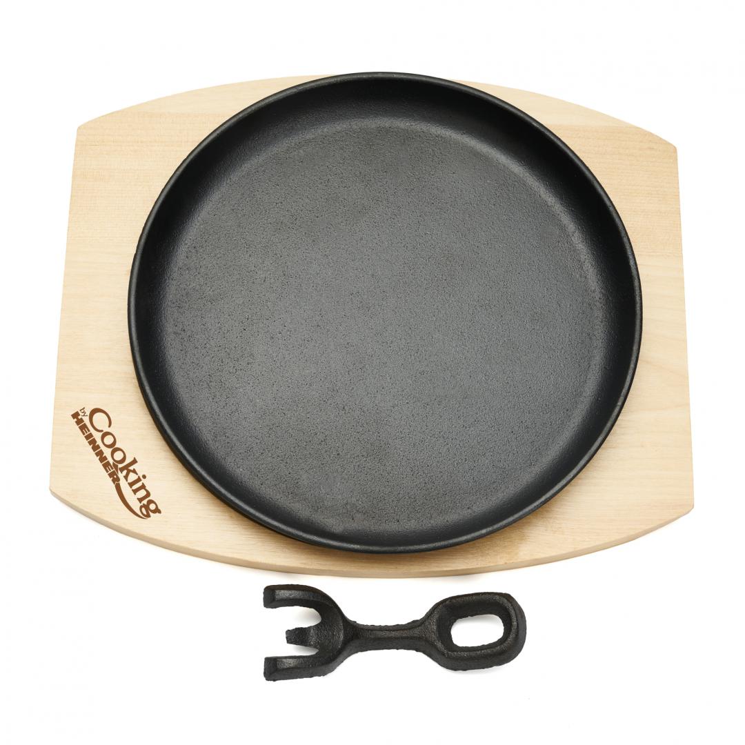 PLATOU SERVIRE ROTUND , 22 CM , FONTA PURA, CU MANER DETASABIL SI BAZA DIN LEMN, COOKING BY HEINNER