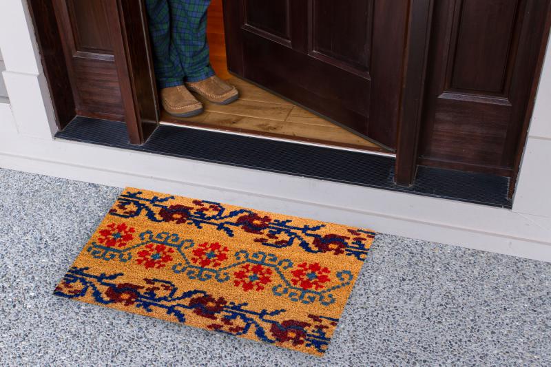 COVORAS INTRARE ANTIDERAPANT TRADITIONAL OLTENIA, HEINNER HOME