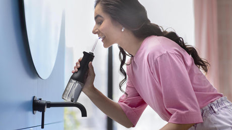 Irigator bucal PHILIPS Sonicare Cordless Power Flosser 3000 HX3826/33, Tehnologie QuadStream, Portabil, 2 moduri de curatare, 3 niveluri de intensitate, 2 x capete de curatare si 1 x husa transport, Negru, L x A x I (mm) 92x134x247