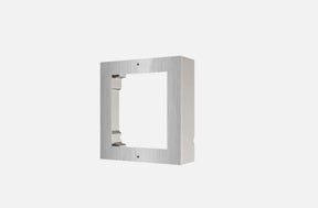 Panou frontal pentru un modul videointerfon modular Hikvision DS-KD- ACW1/S; montare aplicata; material otel inoxidabil; dimensiuni: 117mm x 1 07mm x4mm;