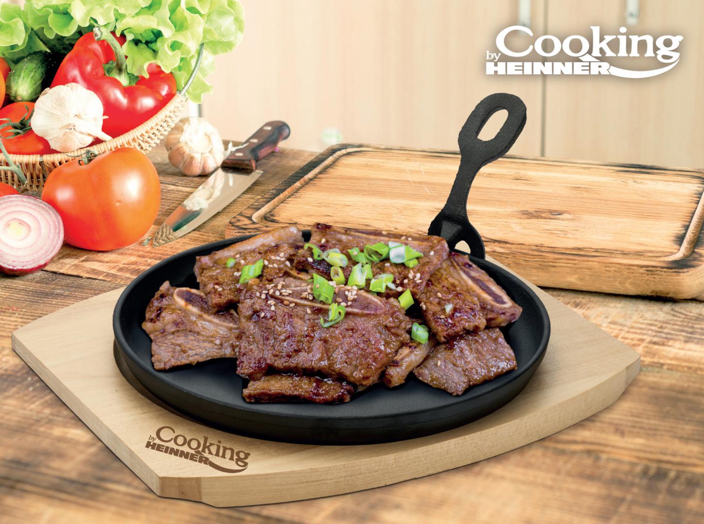 PLATOU SERVIRE ROTUND , 22 CM , FONTA PURA, CU MANER DETASABIL SI BAZA DIN LEMN, COOKING  BY HEINNER
